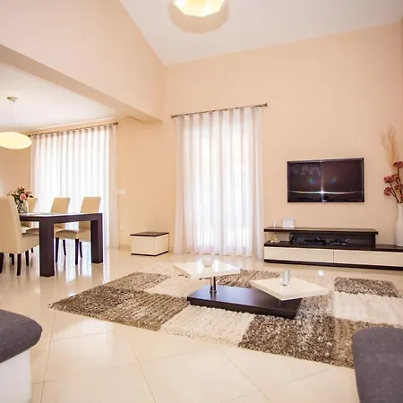 בית נופש House Brigita 1762